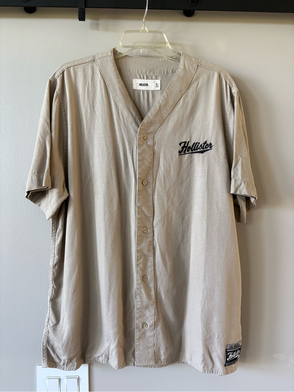 Hollister Men's Light Beige Button-Up Baseball Jersey